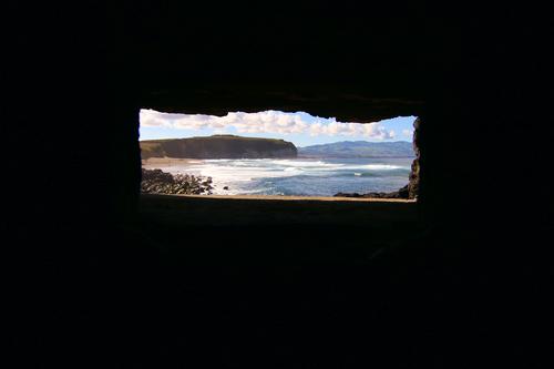Durchsicht Landschaft Schönes Wetter Wellen Küste Strand Bucht Meer Insel Neugier Abenteuer Einsamkeit entdecken Überleben Überwachung Höhle Versteck natürlich