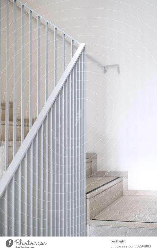 treppengeländer Treppe grau steigen aufwährts stoppen Treppengeländer Farbfoto Außenaufnahme Textfreiraum rechts
