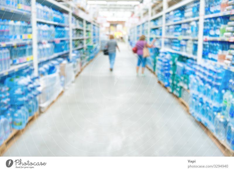 Marktgeschäft und Supermarktinterieur Lebensmittel Getränk Erfrischungsgetränk Trinkwasser Flasche Glas Lifestyle kaufen Arbeit & Erwerbstätigkeit Arbeitsplatz