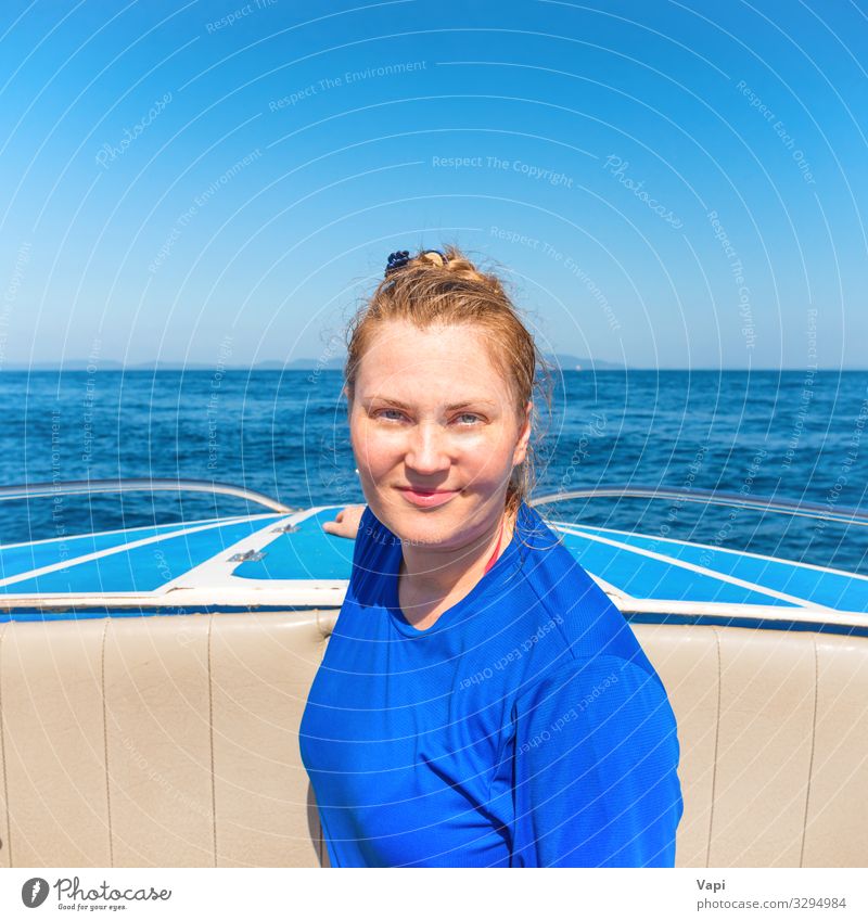 Junge Frau an der Spitze eines Bootes Lifestyle Freude Glück schön Wellness Erholung Freizeit & Hobby Ferien & Urlaub & Reisen Tourismus Ausflug Abenteuer