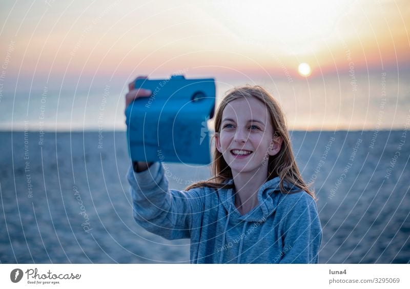 fröhliches Mädchen mit smartphone Freude Glück Zufriedenheit Meer Kind PDA Natur Ostsee blond langhaarig lachen Fröhlichkeit positiv Gefühle Hoffnung Selfie