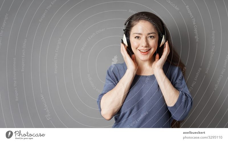 junge Frau mit kabellosen Kopfhörern Musik Freizeit & Hobby Junge Frau Lifestyle Entertainment Technik & Technologie Unterhaltungselektronik Mensch feminin