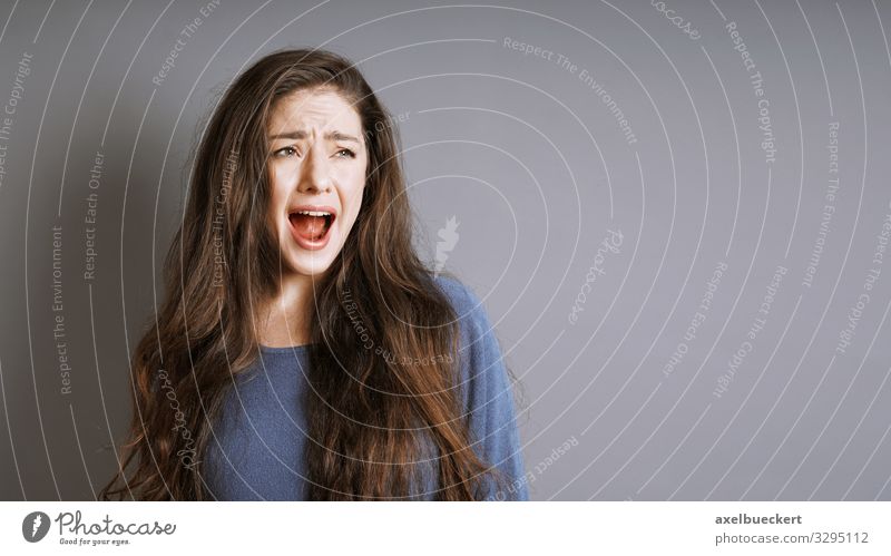 junge Frau schreit Lifestyle Mensch feminin Junge Frau Jugendliche Erwachsene 1 18-30 Jahre brünett langhaarig schreien verrückt Wut Gefühle Angst Entsetzen