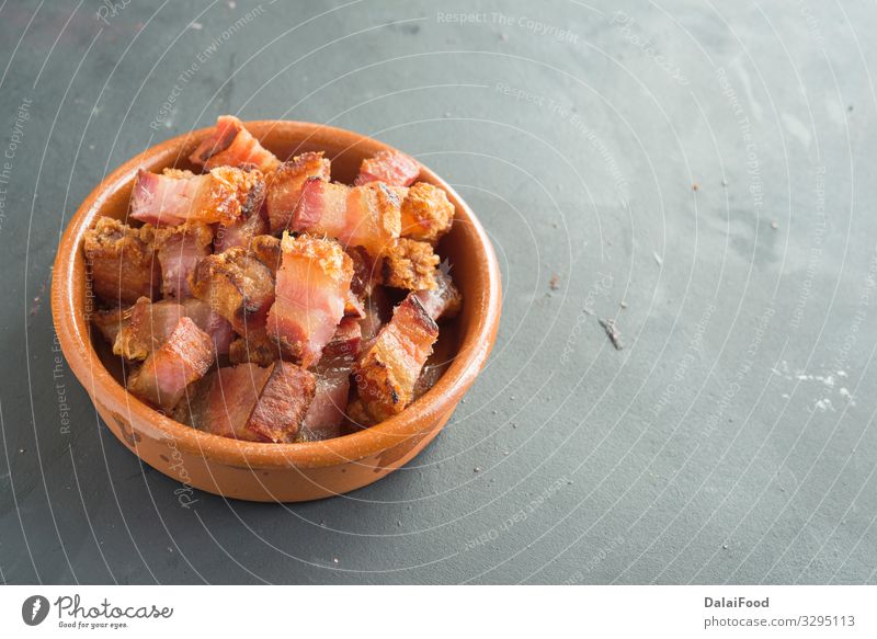 Scheibe Speck Tapa typisch spanisches Essen Teller Interesse schwarzer Hintergrund Lebensmittel Speckscheibe Spanien Spanisch torrezno torreznos Farbfoto
