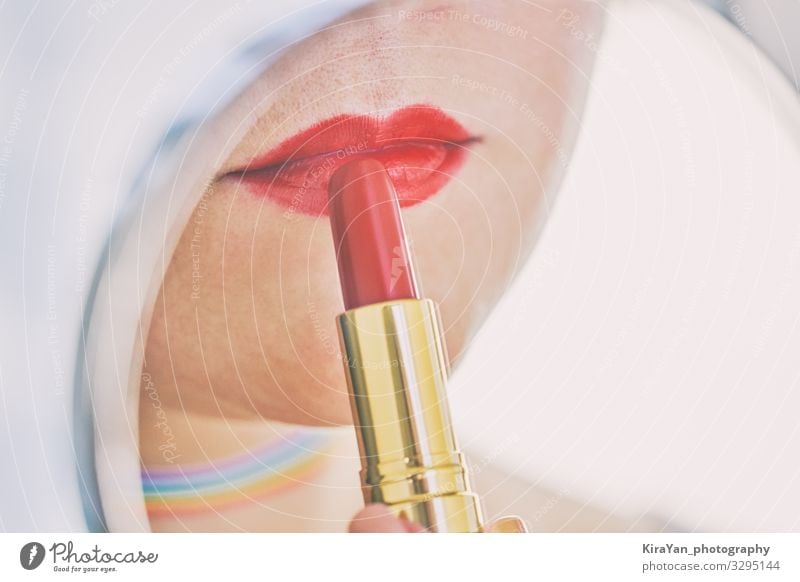 Nahaufnahme der weiblichen Lippen mit rotem Lippenstift im Spiegel reflektiert Lifestyle Reichtum elegant Stil schön Gesicht Kosmetik Schminke