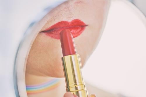 Nahaufnahme der weiblichen Lippen mit rotem Lippenstift im Spiegel reflektiert Lifestyle Reichtum elegant Stil schön Gesicht Kosmetik Schminke