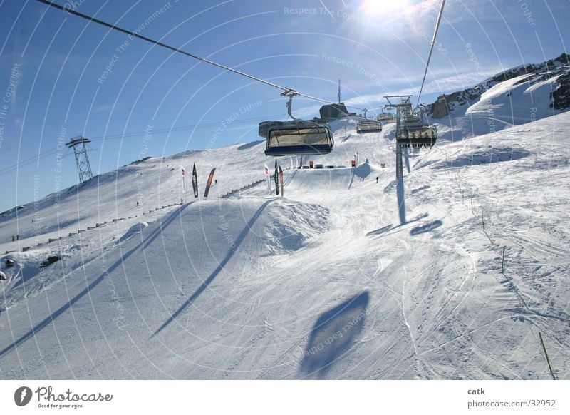 Im Skilift Ferien & Urlaub & Reisen Sonne Berge u. Gebirge Wintersport Skifahren Skigebiet Skilift-Sitz Skipiste Himmel Wolkenloser Himmel Schönes Wetter Gipfel