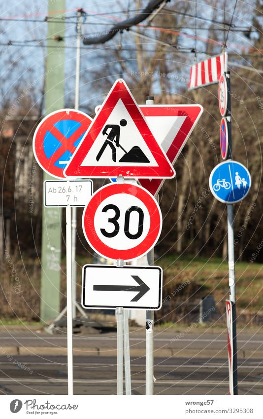 Schilderwald Stadt Verkehr Straßenverkehr Verkehrszeichen Verkehrsschild blau mehrfarbig rot schwarz weiß achtsam Stress Mobilität überblicken übersichtlich