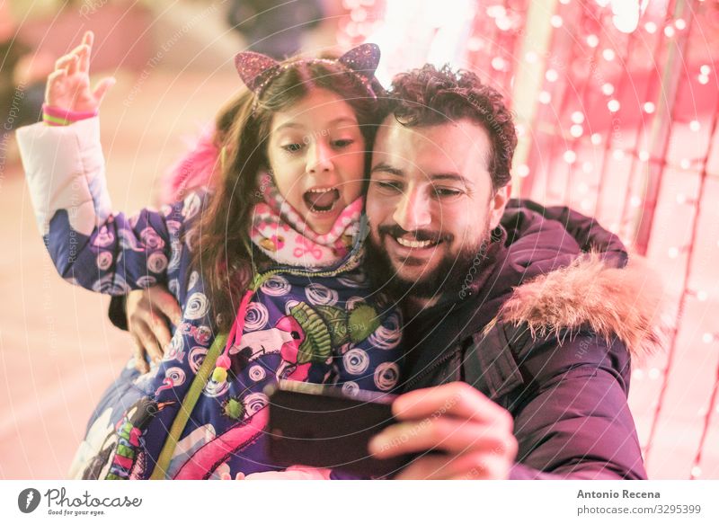 Weihnachts-Selfie Lifestyle Glück Winter Dekoration & Verzierung Kind Telefon PDA Technik & Technologie Mann Erwachsene Vater Familie & Verwandtschaft Baum