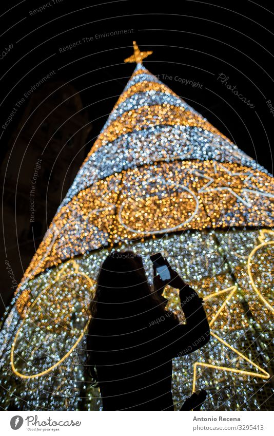 Frau beim Fotografieren zu den Weihnachtsbaumlichtern elegant Winter Dekoration & Verzierung Feste & Feiern Telefon Handy PDA Technik & Technologie Mensch