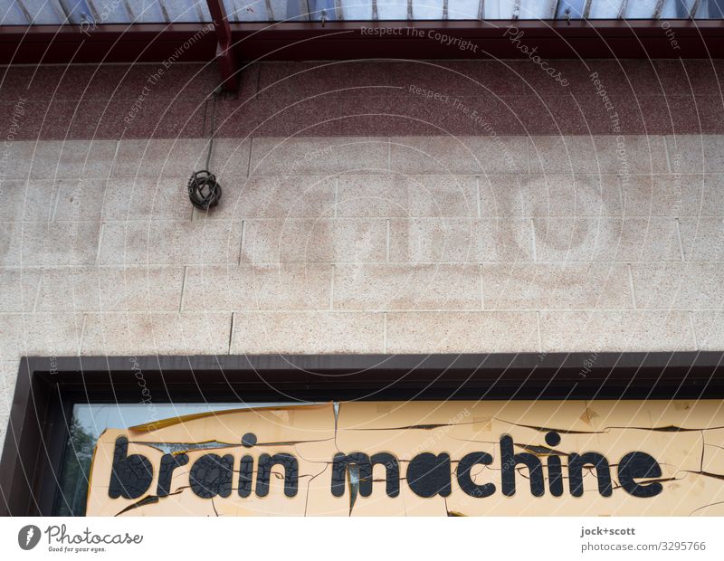 Brain Machine Handel Elektronik lost places Ladengeschäft Schaufenster Beschriftung Werbeschild Wort Typographie Englisch retro trist Design Ende innovativ