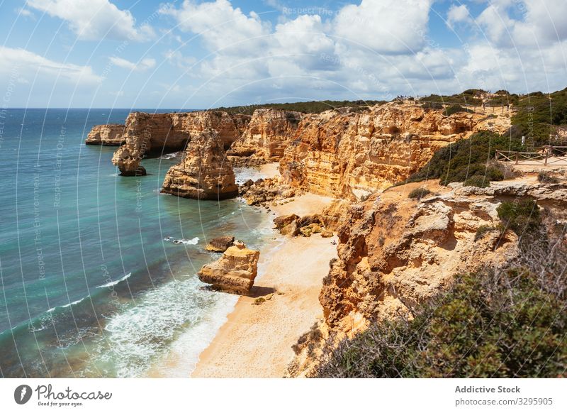 Klippen und blaues Meer auf dem Land MEER winken Natur Wetter Gezeiten Felsen rau Sauberkeit Portugal Wasser Küste Ufer niemand Formation Stein Berge u. Gebirge