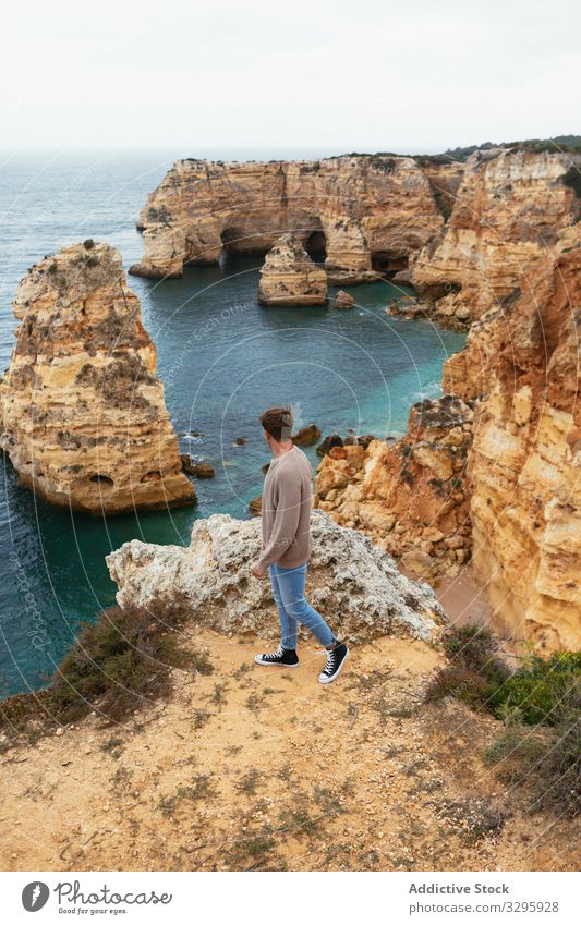 Unbekannter Mann auf Klippe in Meeresnähe MEER bewundern Natur reisen Felsen Landschaft Freiheit Portugal männlich Tourismus Ausflug Reise Fernweh Stein rau