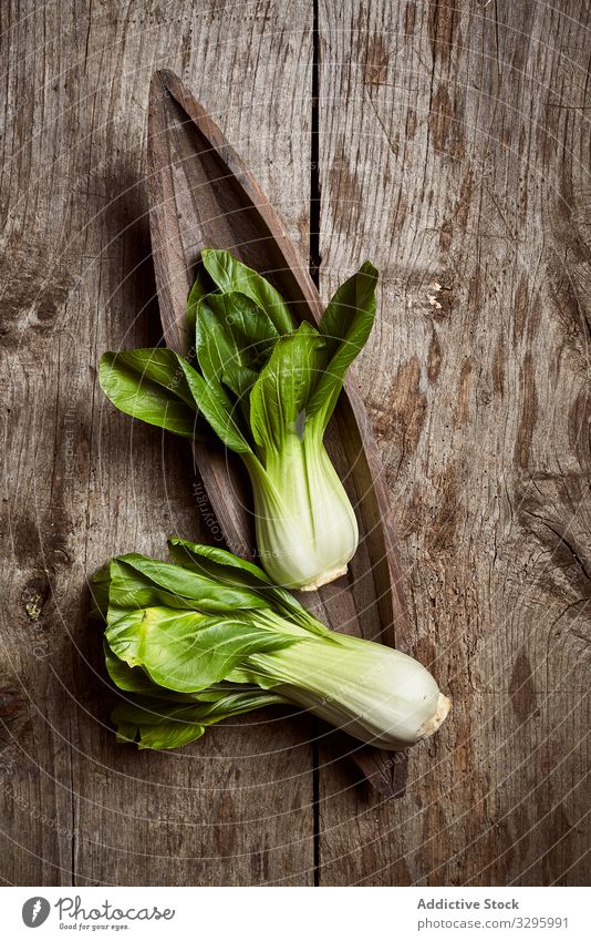 Bok Choy auf Holztisch Bok Choi Gemüse frisch reif altehrwürdig Teller Tisch schäbig Lebensmittel grün Bestandteil Gesundheit roh Blatt Vegetarier Veganer