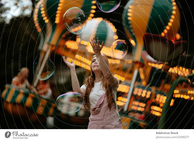 Teenagerin spielt mit Seifenblasen im Vergnügungspark Frau spielen Mädchen Spaß sorgenfrei spielerisch genießen Stil Mode trendy modisch rein kindlich jung