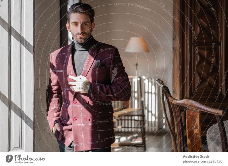 Seriöser selbstbewusster eleganter Mann schaut in Landhaus in die Kamera Geschäftsmann Jacke altehrwürdig gepflegt nachdenken besinnlich stilvoll ernst stylisch