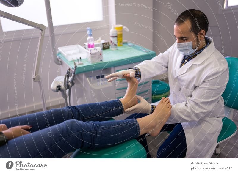 Podologe untersucht und behandelt Patient Arzt Fuß Podologie geduldig Massage Klinik Untersuchen Behandlung Verfahren Krankenhaus Gesundheitswesen Medizin