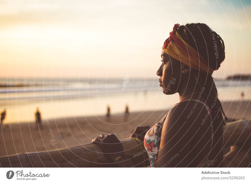 Frau mit Hut steht am Strand und genießt die Meereslandschaft sich[Akk] entspannen ruhig stehen Zaun MEER genießen Windstille Stil Outfit Mode Afroamerikaner