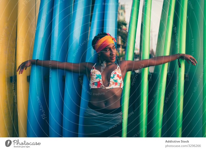 Afroamerikanische Frau steht neben Surfbrettern Strand stehen sich[Akk] entspannen positiv ruhig Stirnband Bikini farbenfroh MEER Meer genießen Windstille Stil