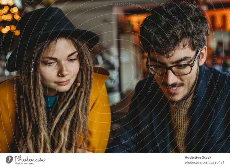 Stilvolle Frau und Mann arbeiten am Laptop im Café Menschen stylisch Schüler Tippen Analysieren Freundschaft lässig starten Inhalt Freiberufler kreativ Beruf