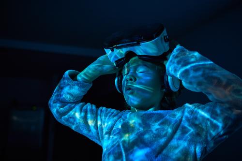 Kind trägt zu Hause eine virtuelle Brille mit Farblichteffekten Technik & Technologie Realität Freizeit Kindheit Entertainment Frau Headset Mädchen bezaubernd
