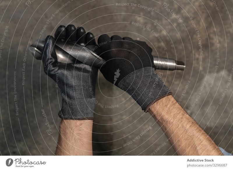 Schwingendes Arbeitsgerät für Erntehelfer Mann Werkzeug pendeln bohren Meissel Handschuh professionell Beruf Prozess männlich Kunsthandwerker Konstruktion