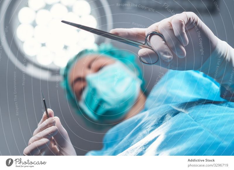 Frau, die im Krankenhaus operiert Chirurg Operationssaal Lampe Werkzeug Mundschutz Hut Arbeit Arzt Gesundheitswesen steril Instrument Job Uniform Medizin
