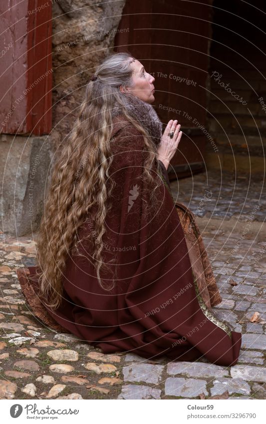 Betende Lady elegant Frau Erwachsene Ornament retro Tradition Dame Körperhaltung Gebet beten Gnade lange Haare gewandet Umhang Mantel historisch Hand Farbfoto