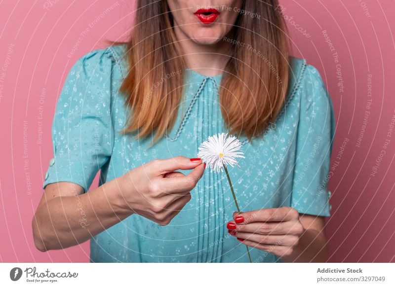 Nutzpflanzenfrau hält Papierblumen Frau Blume riechen Konzept Origami kreativ Farbe hell handgefertigt Handwerk Kunst geschlossene Augen Symbol filigran Duft