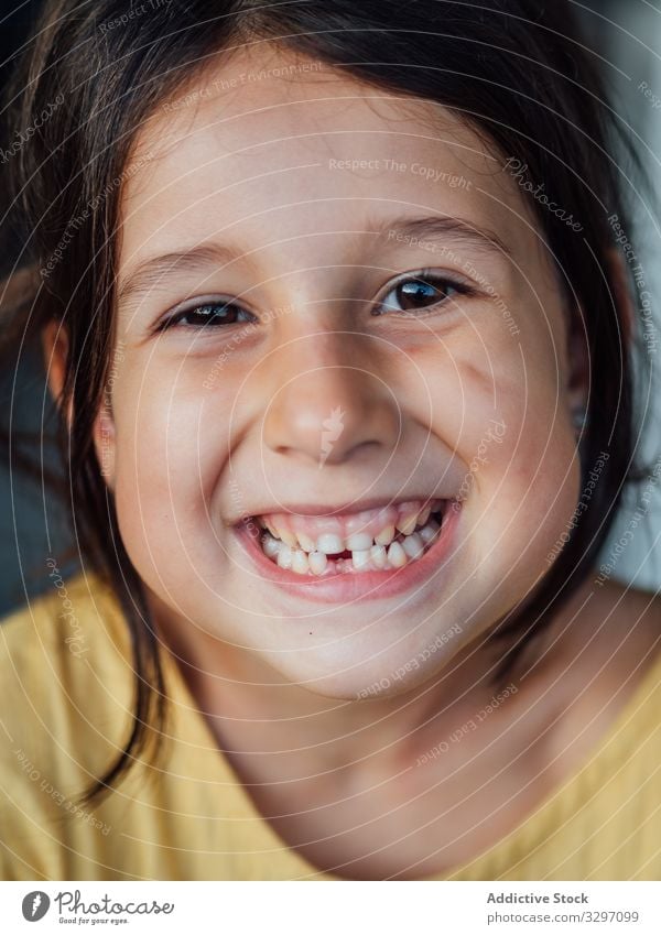 Zahnloses Mädchen lächelt für die Kamera Lächeln zahnlos wenig Glück ruhen zeigen Golfloch Kind lässig brünett lustig heiter Freude froh zufrieden fröhlich
