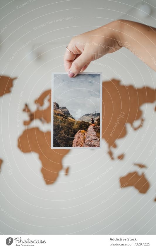 Anonyme Frau hält Bild vor der Weltkarte Postkarte Foto weltweit Information reisen Lifestyle Reise Planet Erde Objekt Geografie Land Tourismus senden