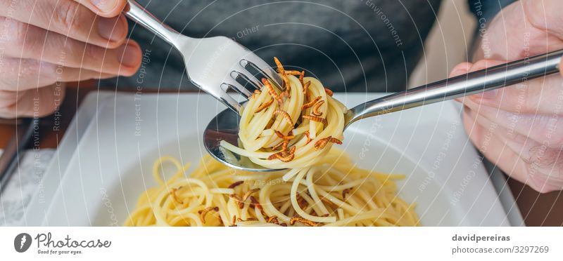 Hände eines Mannes, der Spaghetti mit Würmern isst Ernährung Essen Mittagessen Abendessen Diät Gabel Löffel Internet Mensch Erwachsene Wurm authentisch lecker