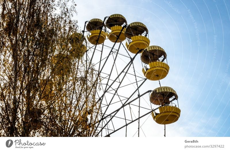 altes Karussellrad in einem verlassenen Vergnügungspark in Tschernobyl Ferien & Urlaub & Reisen Tourismus Ausflug Natur Landschaft Himmel Herbst Baum Blatt Park