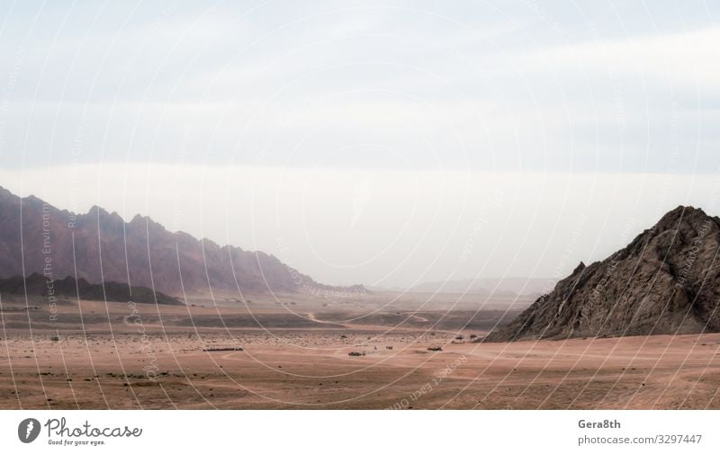 Panoramablick auf Wüste mit Felsengebirge in Ägypten exotisch Ferien & Urlaub & Reisen Tourismus Ausflug Berge u. Gebirge Natur Landschaft Himmel Wolken Nebel