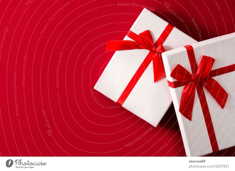 Verschiedene weiße Geschenkverpackungen auf rotem Hintergrund. Ansicht von oben Weihnachten & Advent Kasten Schleife Schnur Geburtstag Ferien & Urlaub & Reisen