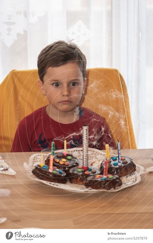 Kindergeburtstag Lebensmittel Kuchen Dessert Süßwaren Schokolade Essen Party Feste & Feiern Geburtstag Schulkind Gesicht 1 Mensch Kerze Zeichen Blick