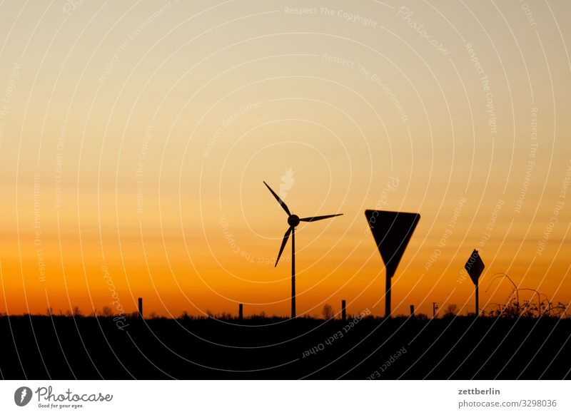 Vorfahrt für Windkraft Dorf Dämmerung Ferne Horizont Landschaft Mecklenburg-Vorpommern Menschenleer Ostsee Rügen Sonne Sonnenuntergang Textfreiraum