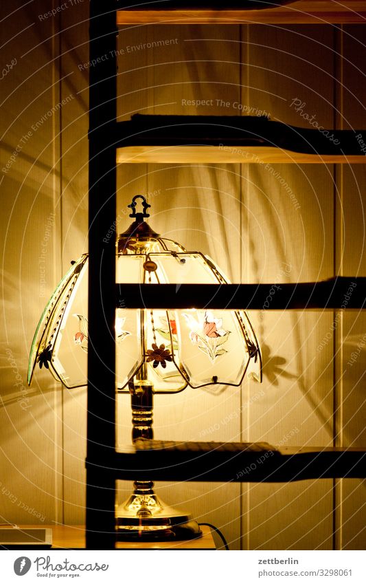 Leselampe Lampe Licht Beleuchtung leuchten Stehlampe Ferienwohnung Wohnung Innenaufnahme Abend dunkel Funzel Kitsch Tiffanylampe Leiter Holz Balken Holzbrett