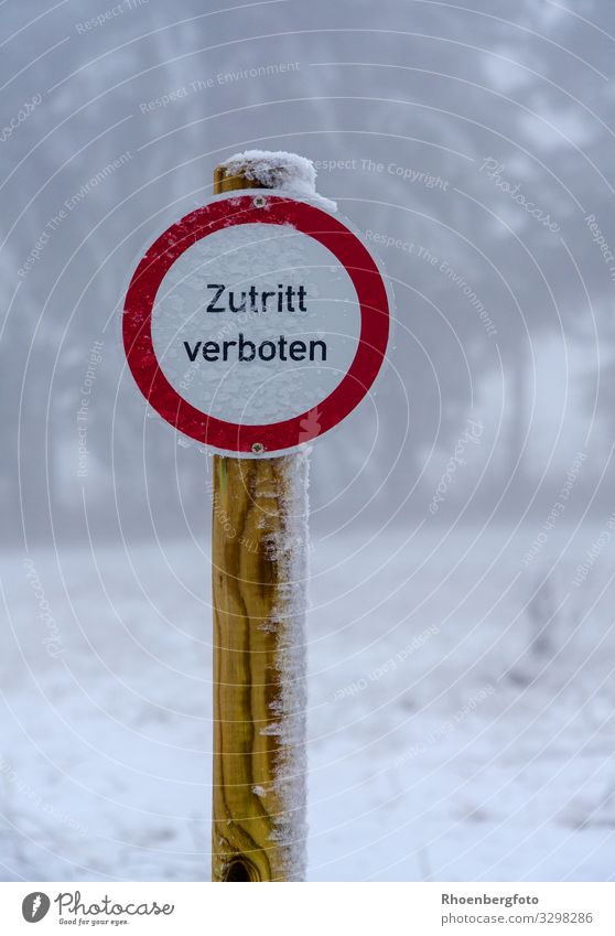 Schild "Zutritt verboten" Dorf Menschenleer Straße Wege & Pfade Holz Metall Zeichen Schilder & Markierungen Hinweisschild Warnschild Schutzschild laufen rot