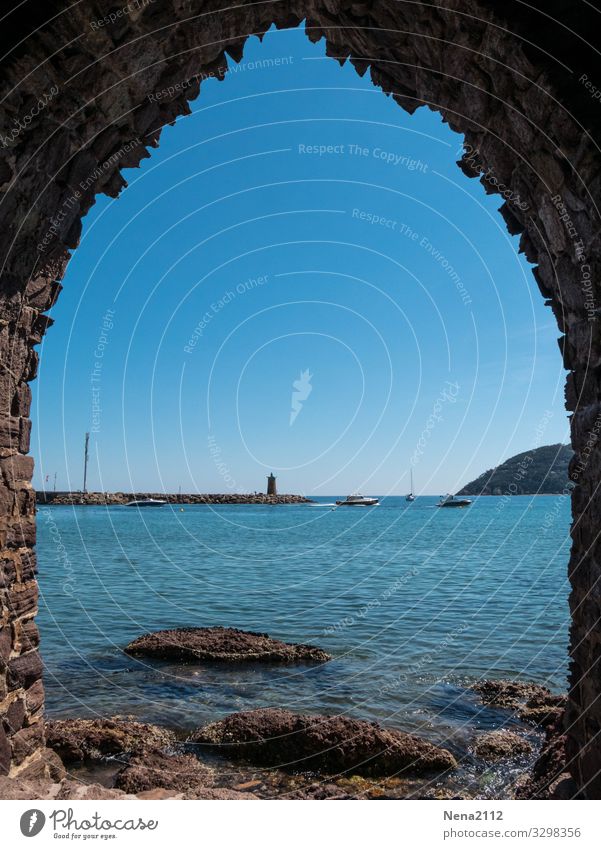weitsicht | Fernweh Architektur Fischerdorf Menschenleer Bauwerk Gebäude Fenster Tür Sehenswürdigkeit blau Arkaden Meer Mittelmeer Provence Reisefotografie