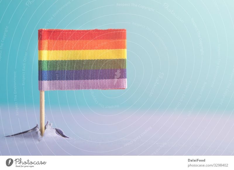LGBT-Flagge aus einem Berg (Konzept) Berge u. Gebirge Homosexualität Himmel Fahne blau Zukunft Hintergrund Transparente farbenfroh Entwurf Konzept erscheint