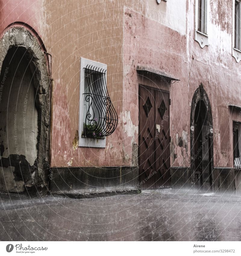 rosa Haus im Regen Fassade mediterran Außenaufnahme Menschenleer Wolkenbruch Italienisch Dorf schlechtes Wetter alt Altbau Straße Wasser Starkregen abwarten