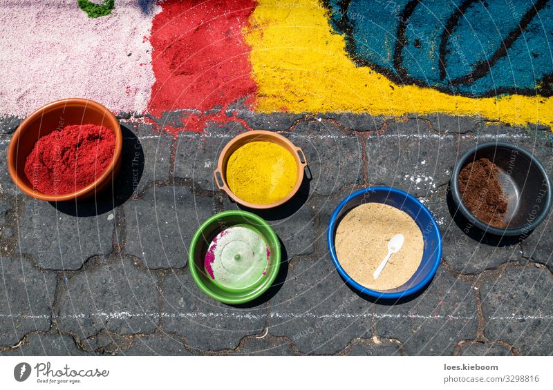 Bowls with sawdust for Easter alfombra, Guatemala Design Ferien & Urlaub & Reisen Tourismus Ferne Sightseeing Städtereise Kunst Künstler Kunstwerk Veranstaltung