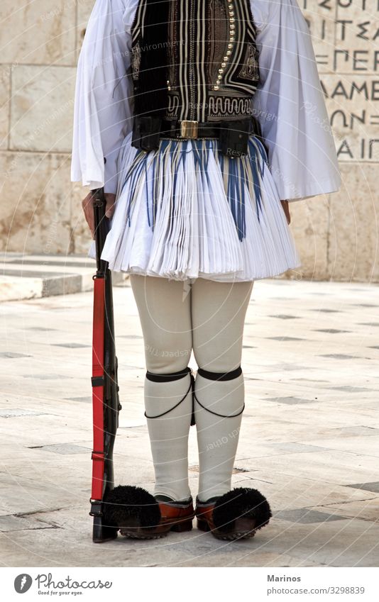 Evzonas Guardian vor dem griechischen Parlament Ferien & Urlaub & Reisen Tourismus Mann Erwachsene Kultur Gebäude Denkmal blau weiß Tradition Griechen bewachen