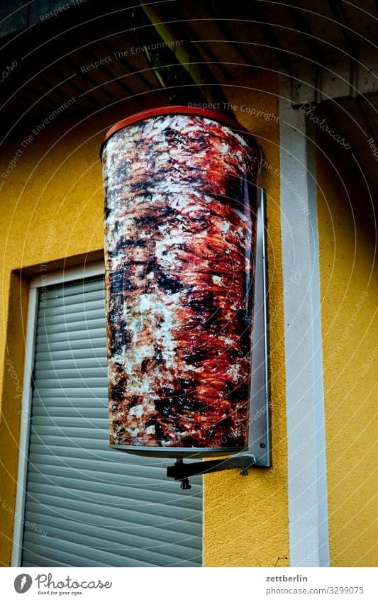 Lecker Döner Kebab gyros Fleisch aufgespiesst Fleischspieß Gesunde Ernährung Speise Essen Foodfotografie Imbiss Kiosk Jalousie geschlossen Geschäftszeiten