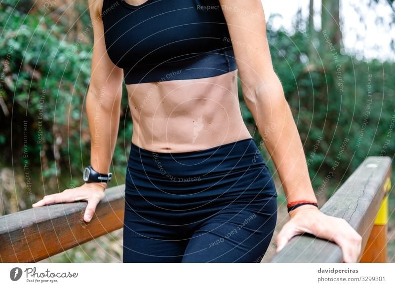 Sportlerin trainiert am Barren Lifestyle Körper Mensch Frau Erwachsene Park Fitness dünn muskulös stark Kraft unkenntlich Athlet Bauchmuskulatur Bauchmuskeln