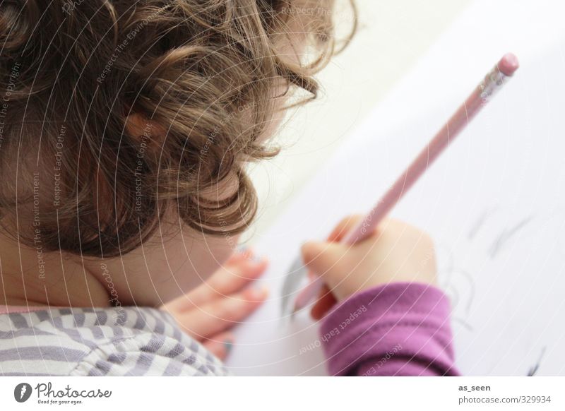 Malen feminin Kind Kleinkind Mädchen Kopf Haare & Frisuren Hand 1 Mensch 1-3 Jahre Kunst Künstler Kunstwerk Locken Papier Zettel Schreibstift braun grau rosa