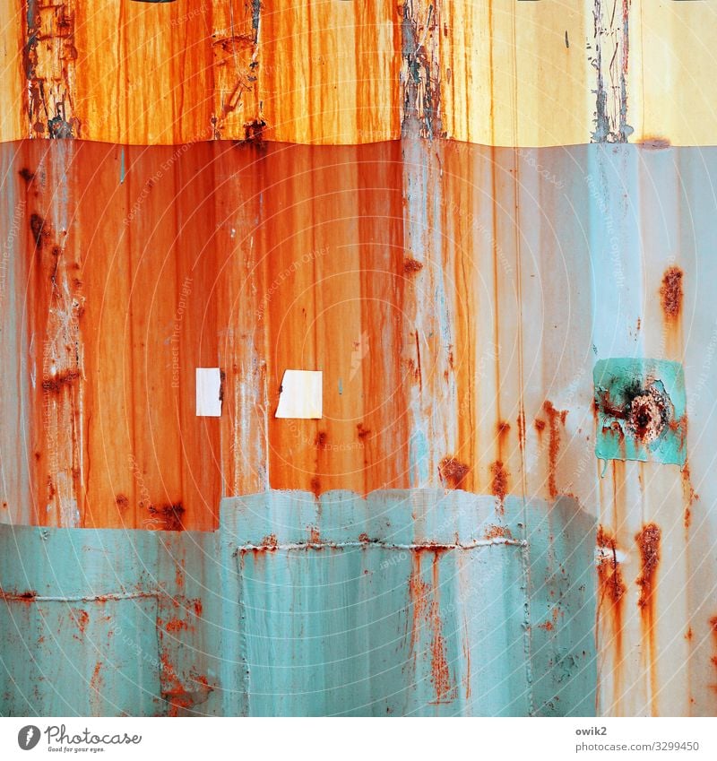 In Arbeit Container Blech Wellblech Metall Rost blau mehrfarbig gelb orange türkis Vergänglichkeit Wandel & Veränderung Zerstörung Farbstoff Schliere Spuren