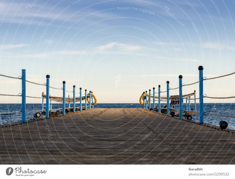 Holzplattform mit blauen Pfosten mit Seilen in Ägypten Dahab exotisch Ferien & Urlaub & Reisen Sommer Meer Natur Landschaft Himmel Wolken Horizont Wärme