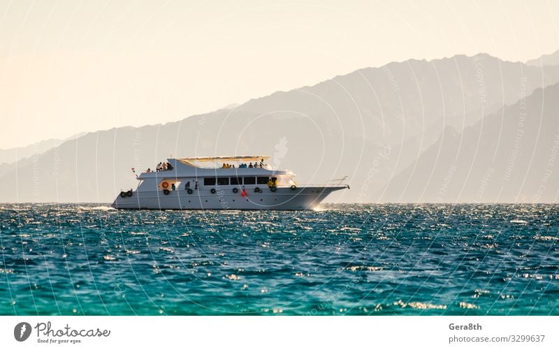 Großes Boot auf dem Hintergrund hoher Berge in Ägypten Dahab Erholung Ferien & Urlaub & Reisen Tourismus Kreuzfahrt Sommer Meer Wellen Berge u. Gebirge Natur